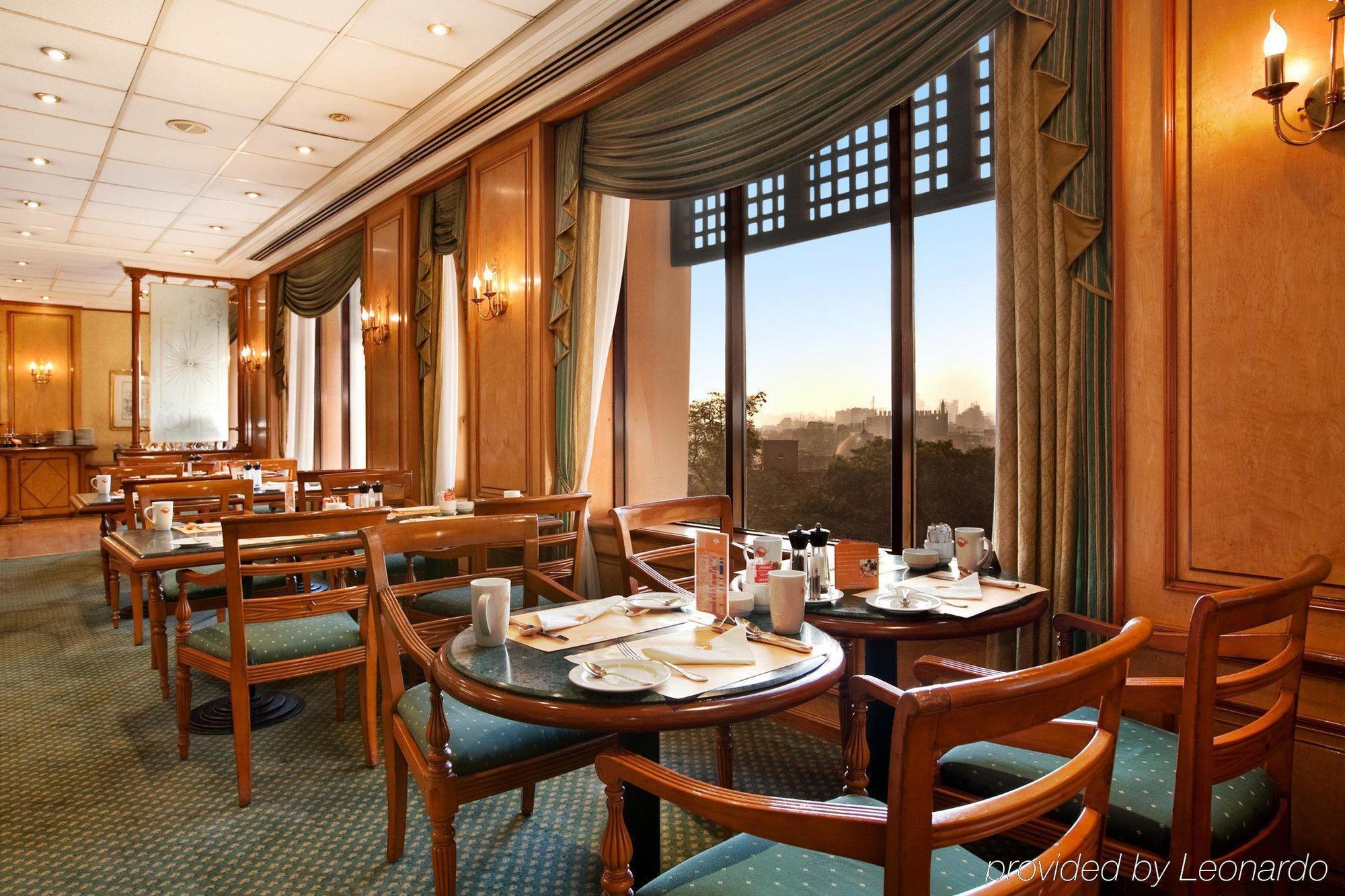 Cairo World Trade Center Hotel & Residences Restaurant bilde